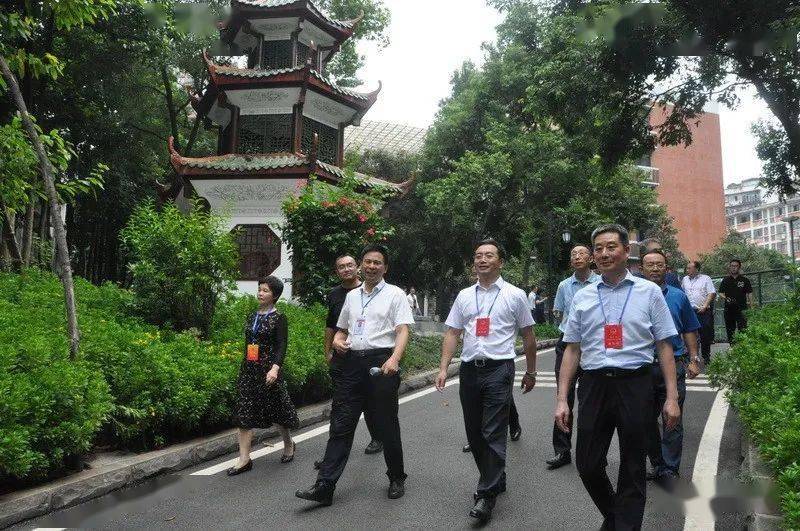 部分市人大代表到万州二中视察教育工作