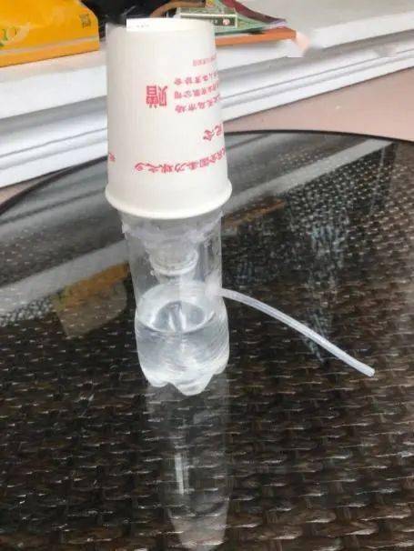 除此之外,有的小组在灭火器的喷头上做足了功夫,利用开关即开即停.