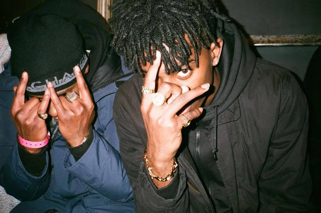 他在巡回演出的工作令他在途中遇到超级制作人 benny blanco,他为