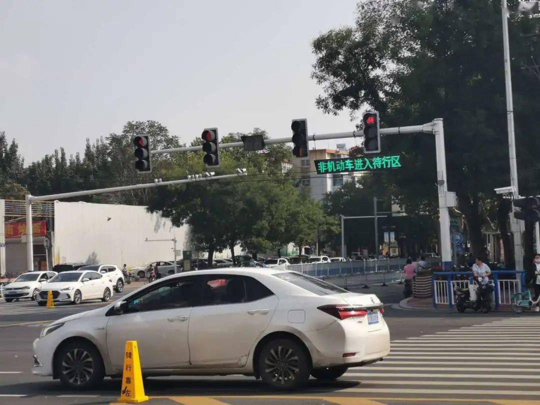 石家庄路口新增一种信号灯别看错别走错