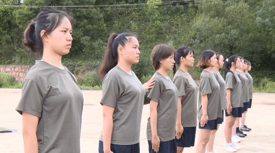 文山12个女兵太帅啦