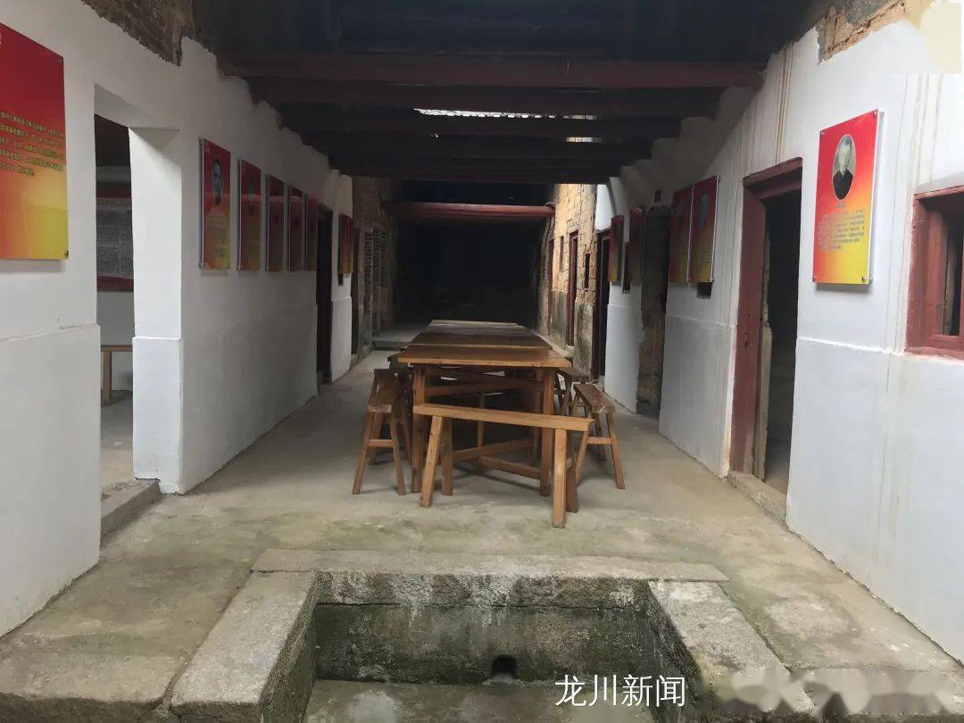 县委宣传部有关领导现场参观修缮一新的红色革命旧址在田心镇上扬村