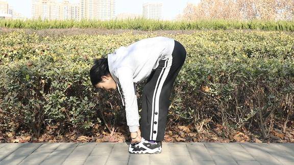 肚子大的不用愁每天弯弯腰不但瘦肚子对颈椎还好