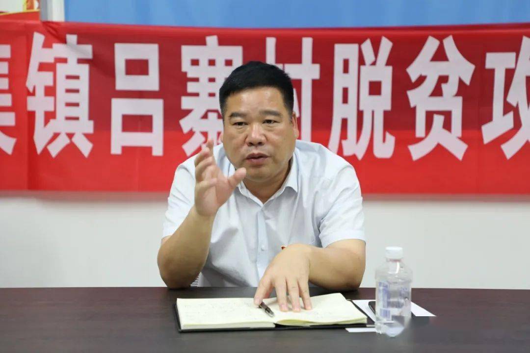 县委书记韩治群深入傅集镇吕寨村召开脱贫攻坚工作夜谈会