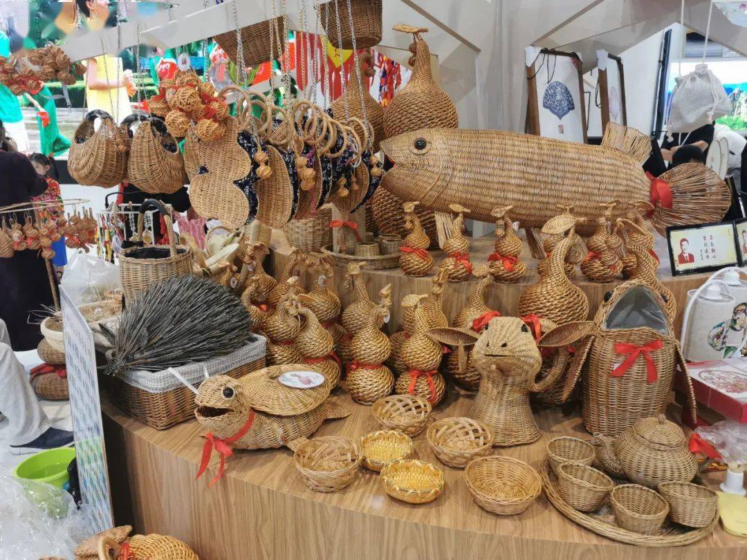 在非遗创新展区,郯城木刻,兰陵陶笛,费县手绣,临沭柳编等"非遗"民俗手