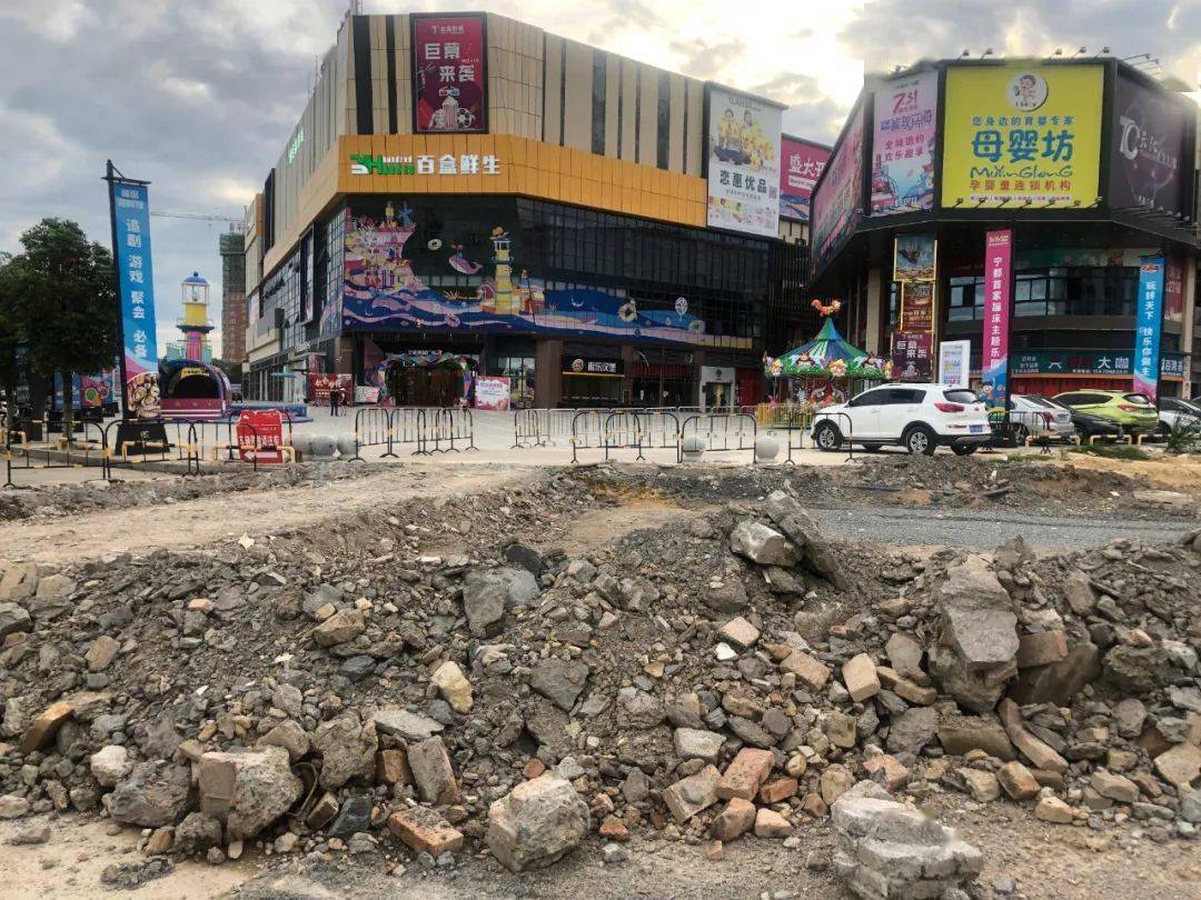 網友吐槽:寧都奧園廣場旁道路年久未修,居民出行困難