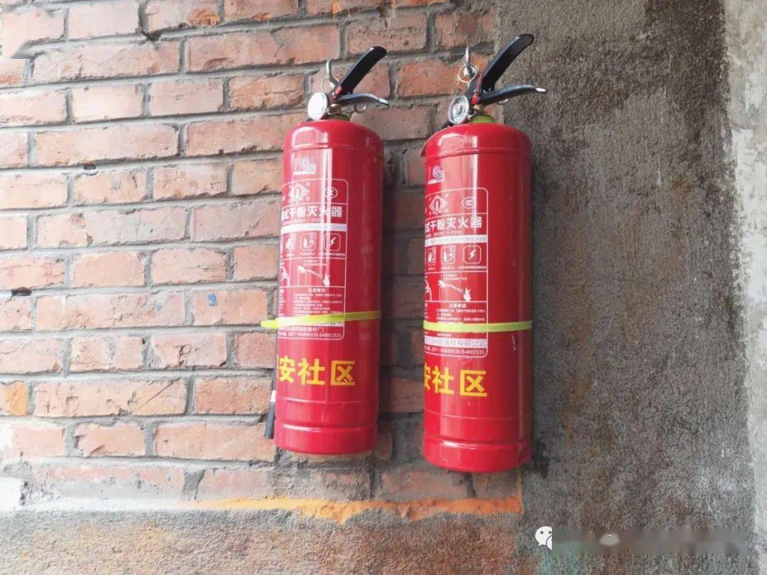 兴安社区为居民楼配置安装90余个灭火器_进行