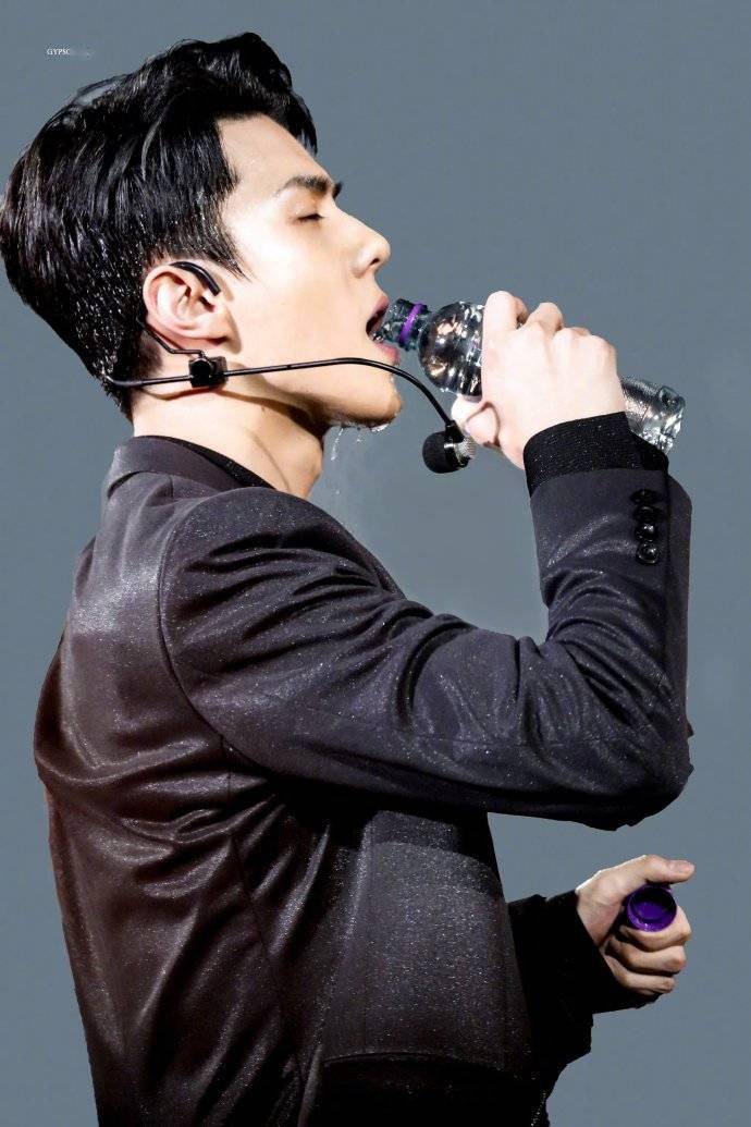 世勋上下浮动的喉结正发出危险信号,致命的视觉盛宴!