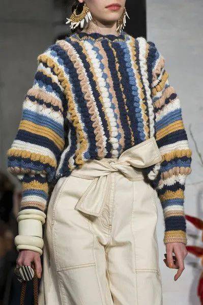 当变换无穷的泡袖袖型与斑斓的色彩相碰撞,又会是怎样一番景象?