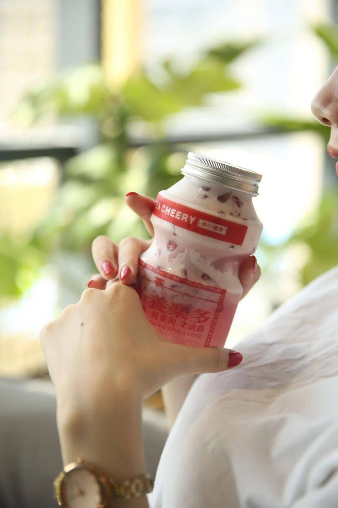 放大5倍的养乐多在茶确幸也可以喝到了第二杯半价