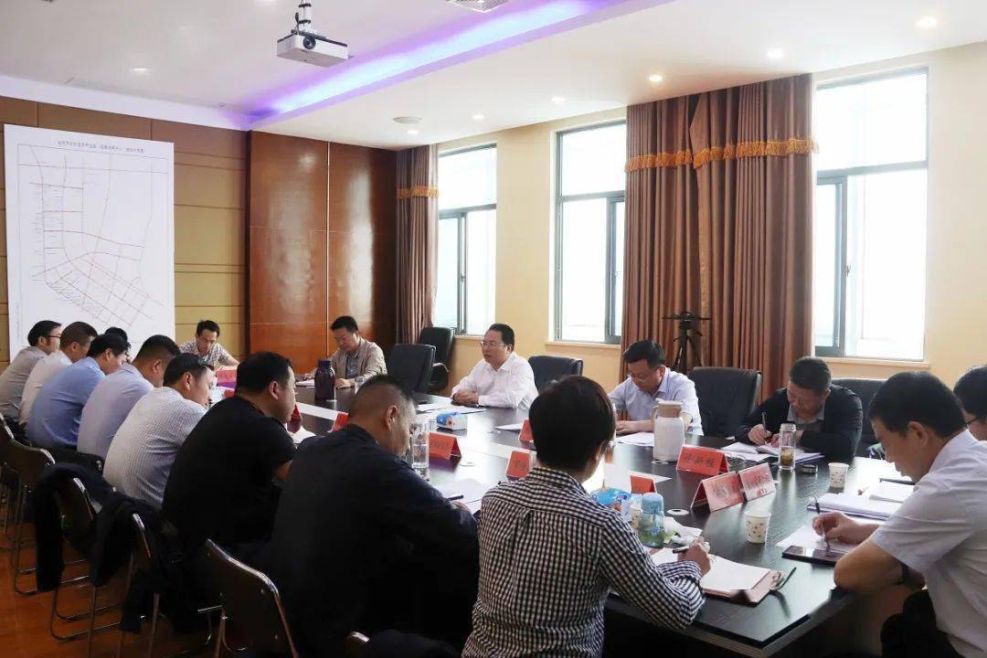 市长余珂在彭场镇督办非织造布特色小镇建设时强调,加强组织领导,充实