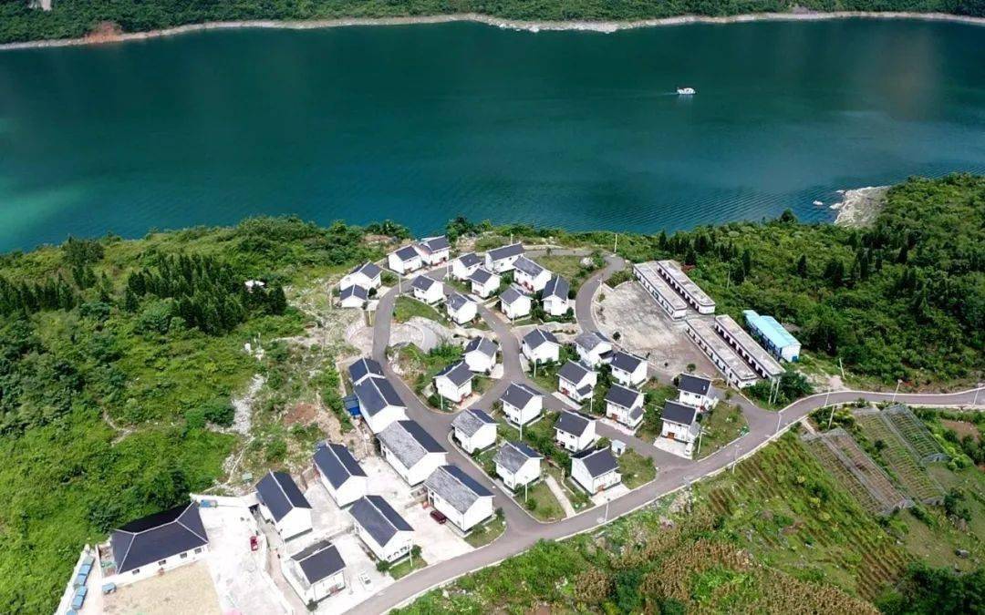 6969村民何兰与丈夫在公路旁开了家农家乐,集餐饮和民宿于一体