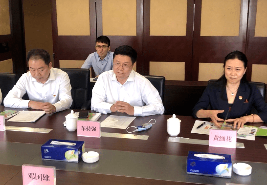 副主任黄文峰,县经济开发区管委会主任黄永久,县文广旅体局局长欧先凤