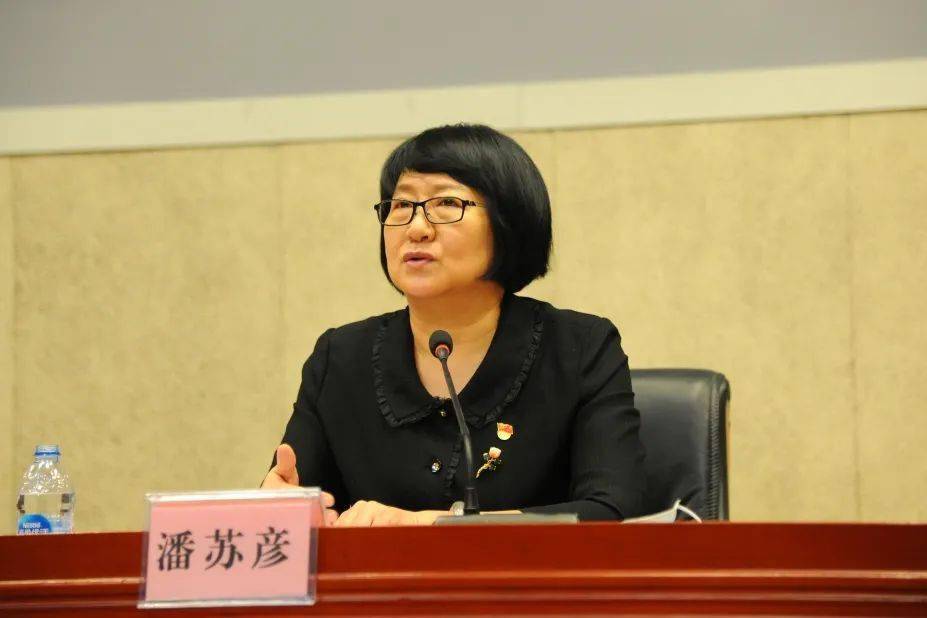 李珊同志对纪智礼同志作了简要介绍,希望纪智礼同志到任后,能够带领