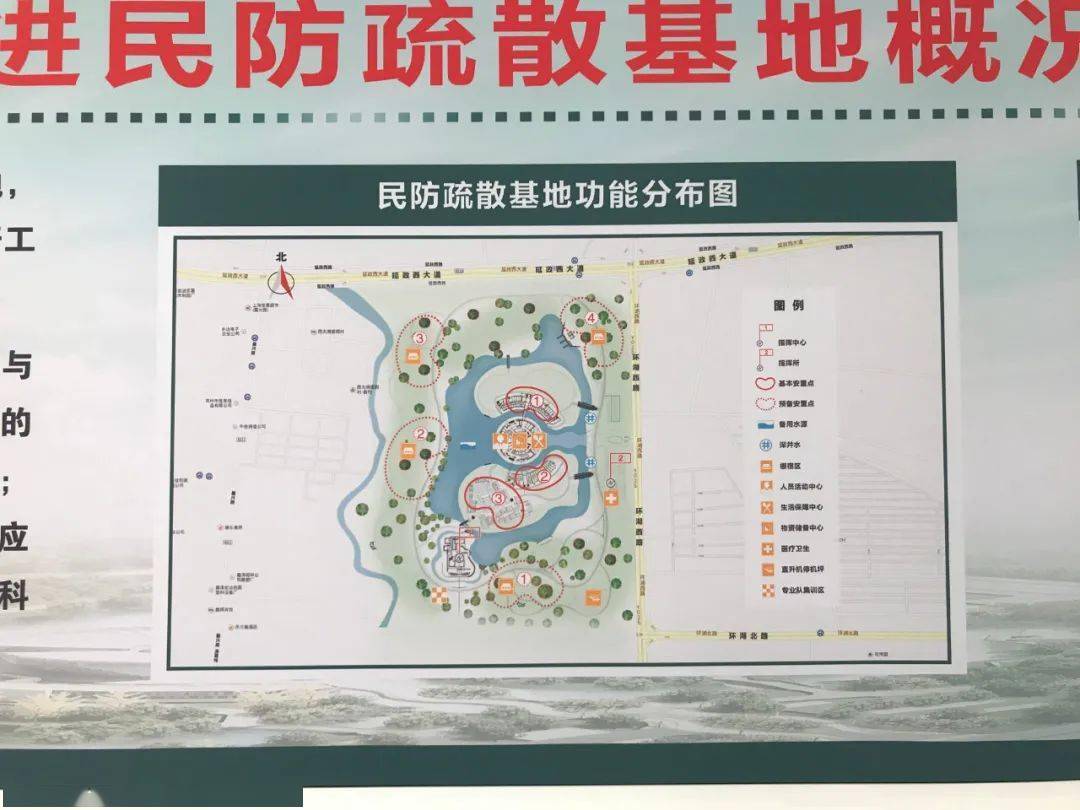 疏散基地停车场内停着的一辆人防信息指挥车格外引人注目.