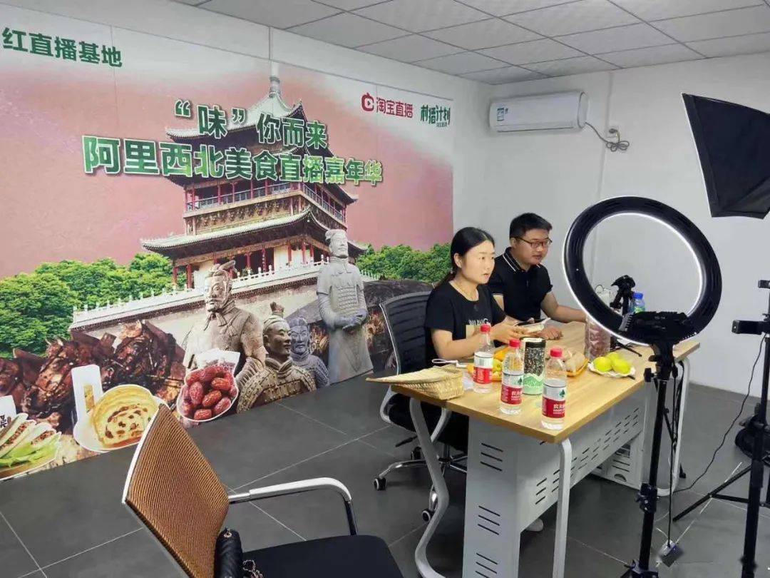 陕西90后青年回乡开淘宝直播卖农货年销售额破1200000