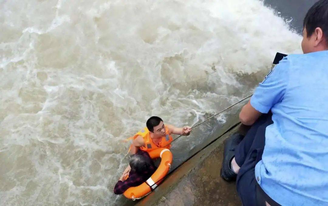 "得先保证老人不会再次落入水中" 田高峰下水后给老人套上救生圈 小心
