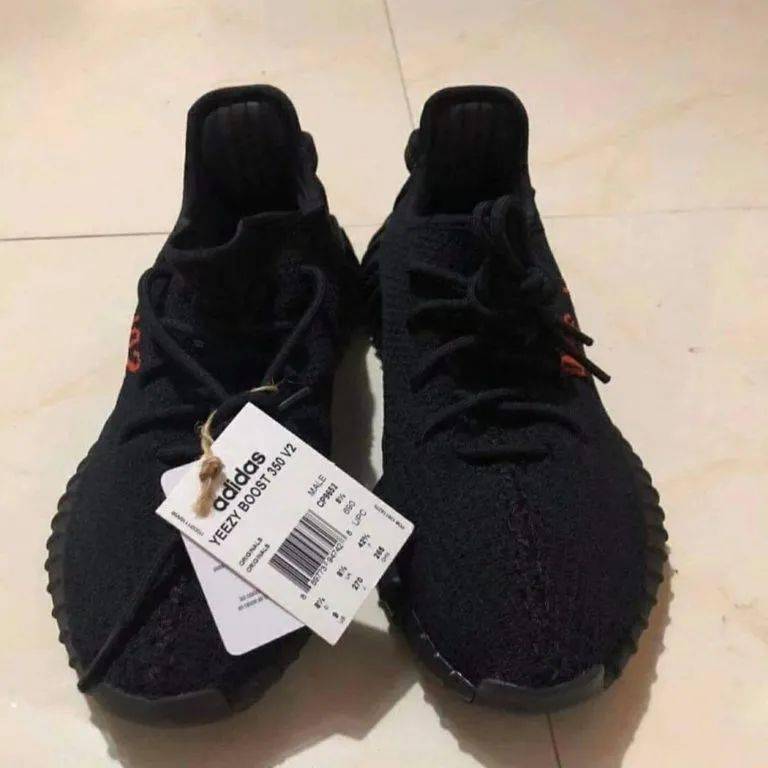 补货yeezy 350"黑红字"新版实物提前泄露,发售锁定!_mafia