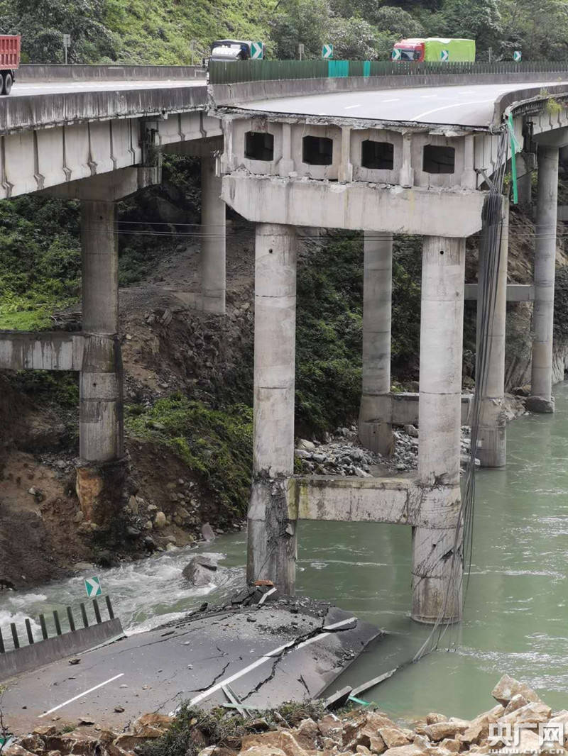 雅西高速因山体垮塌导致桥梁断裂 目前道路中断