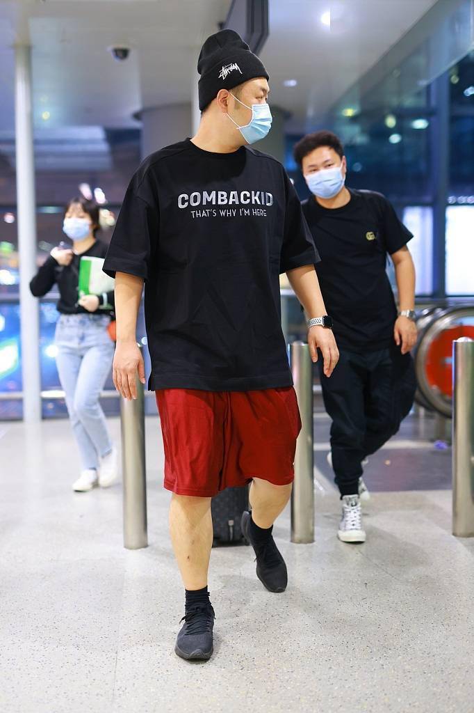 杜海涛毛线帽混搭红色大短裤玩转随性穿搭无包袱