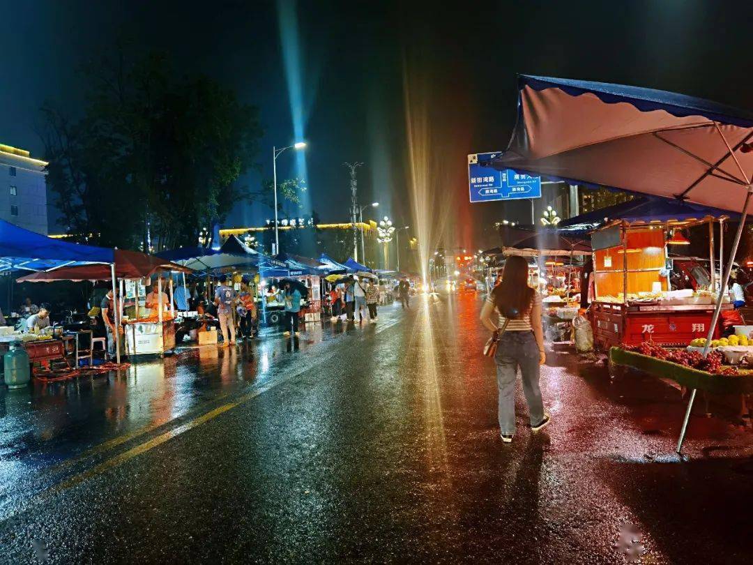 很多人不知道宜宾这个下着雨也要逛的夜市没有满足不了的胃