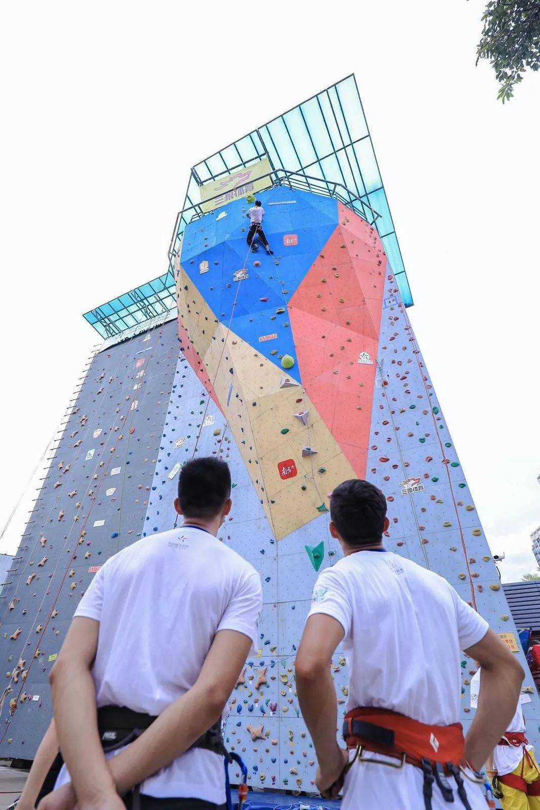 攀出新高度东莞时尚运动节攀岩公开赛打响