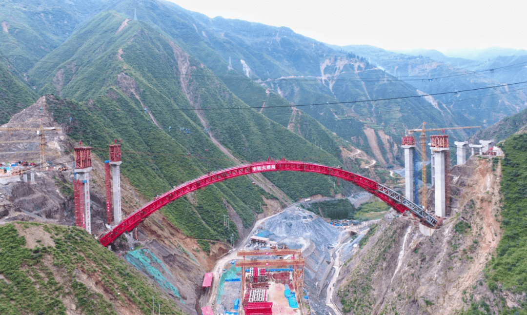 武九高速公路尖山沟特大桥主拱圈成功合龙