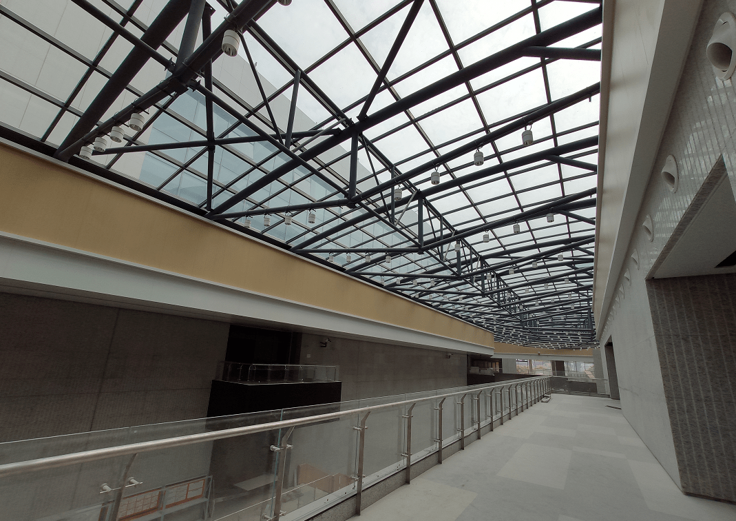 生辉并镶嵌上了玻璃幕墙玻璃天棚已经完成连接功能区之间设置的连廊