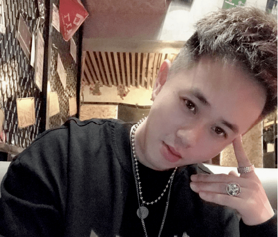 翁翔郑军……这些实力和颜值并存的历届获奖选手,歌手赛的舞台是他们