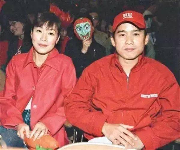 彭羚和林海峰他是歌手,演员,也是主持人,导演,1997年曾获得王家卫
