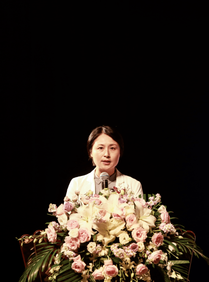 区委副书记,区长孙慧娟主持仪式↑市区领导及郭沫若亲属代表共同启动