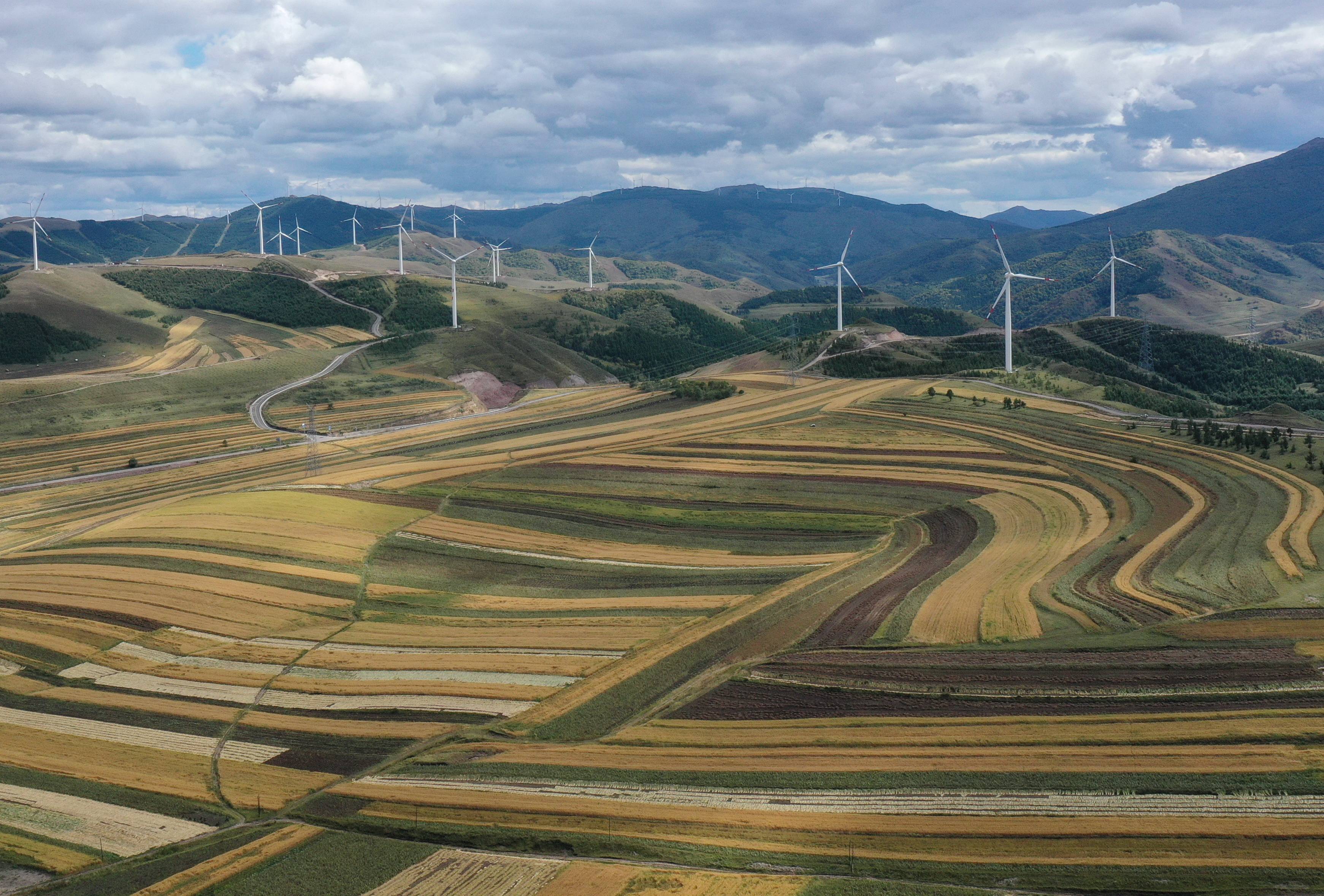 新华社记者杨世尧摄秋分将至,河北省张家口坝上地区景色宜人,秋意正浓