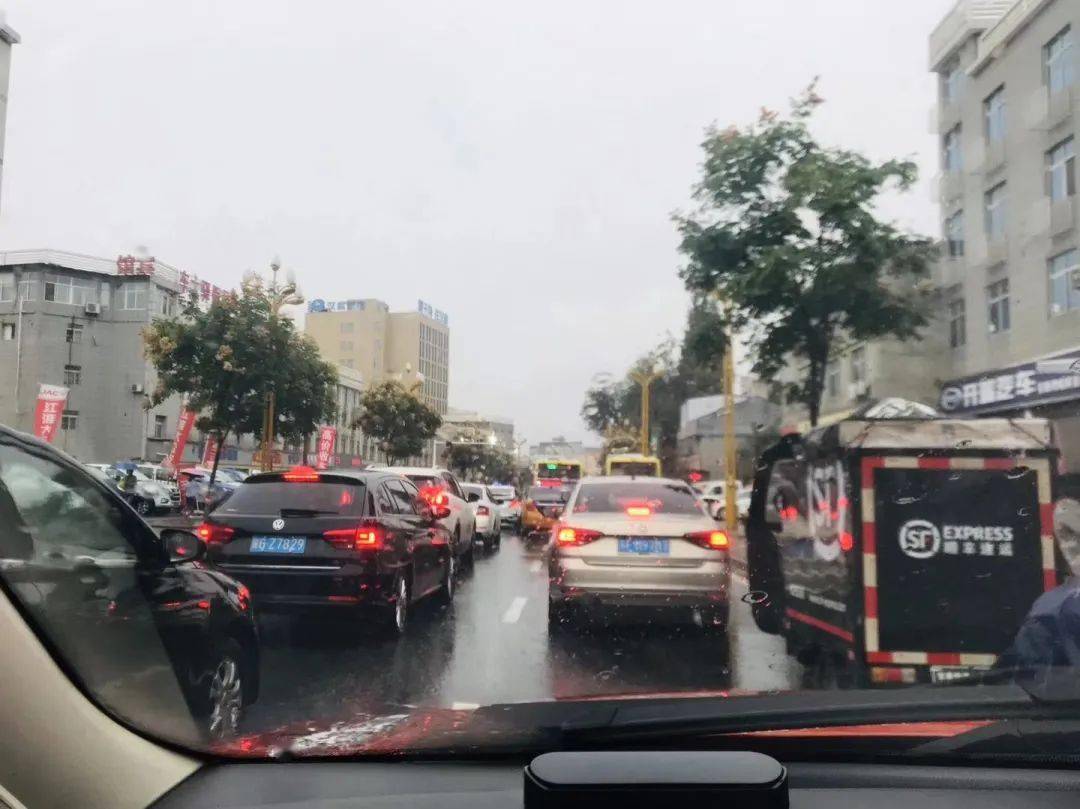 今早安康人都在朋友圈看下雨堵车
