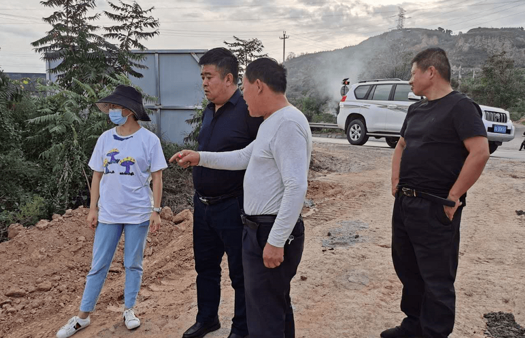 办党委书记白建峰,扶贫专员贾菁洁就北涧村"一事一议"项目