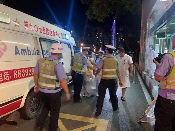 晚高峰时段,一交通事故伤者从报警到就医仅用5分钟