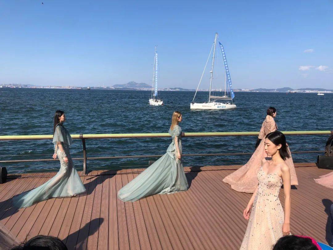 美了海边走出这么多模特