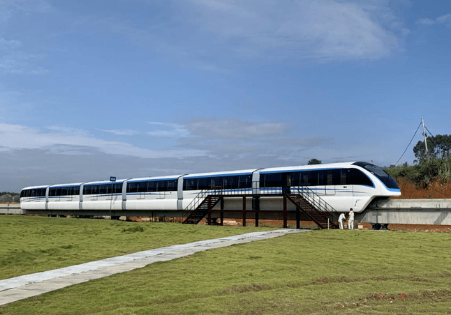 今天凌晨 首辆"柳产"轻轨车上线试运行 !_柳州