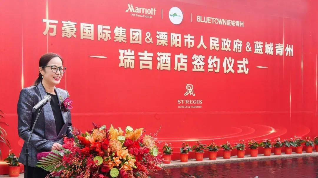 董事长王佩青▲旅德华人艺术家王小慧万豪国际集团中国区域副总裁谢涛