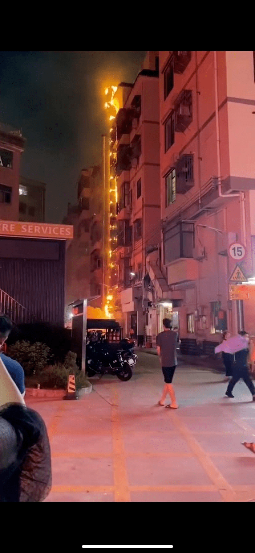 突发深圳一城中村烧烤店起火整栋楼的外墙都在燃烧