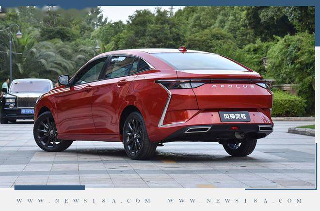 值得一提的是,新车的前格栅和车尾采用了东风风神最新的"aeolus"赛道