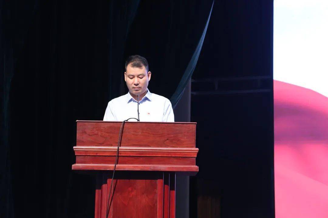 学员交流镇党委委员董建平主持会议并作培训工作总结镇党委书记张伟国