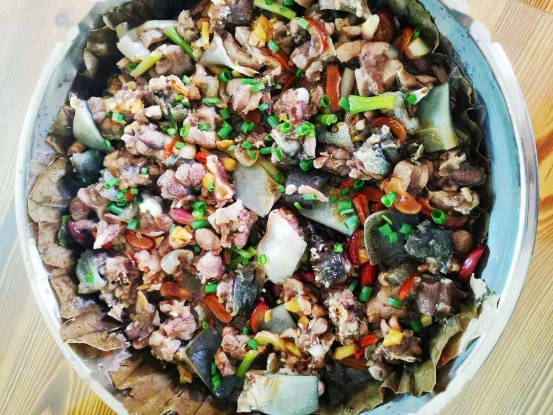 吊烧鸡,簸箕鱼田春饭店莲藕卤肉,煎酿三宝正东饭店禾杆肉,蜂蛹蒸水蛋