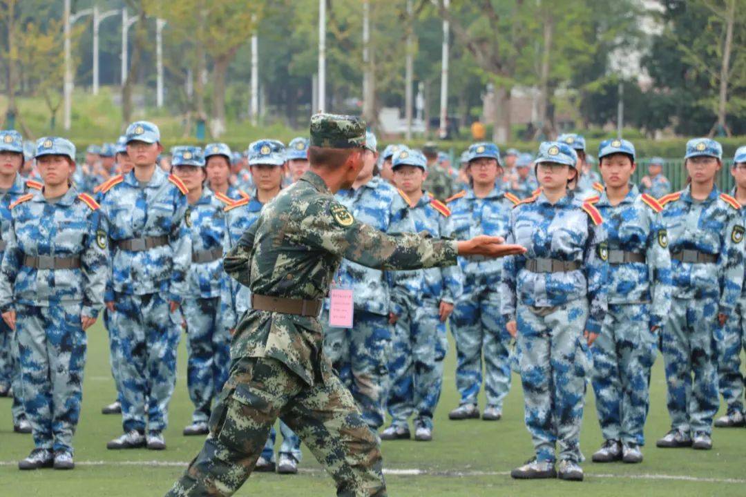 致萌新|迷彩里的青春修炼手册.rar_军训