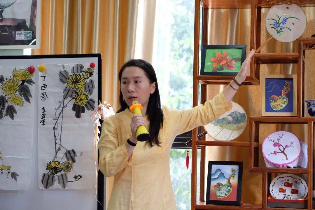 在雅文化室里,刘潇潇老师为同学们介绍了焚香,品茗,插花,挂画等宋代四