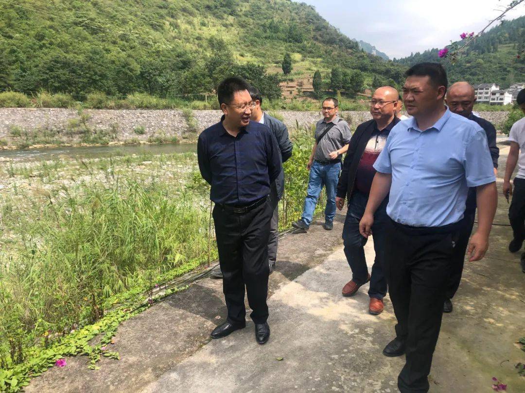 禄斌到部分乡镇开展巡林巡河和调研河脱贫攻坚工作
