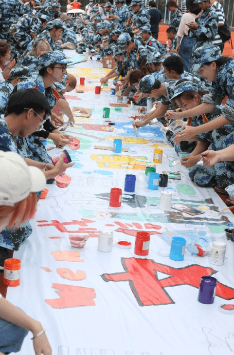 酷广美新生千人共绘百米长卷两小时画完