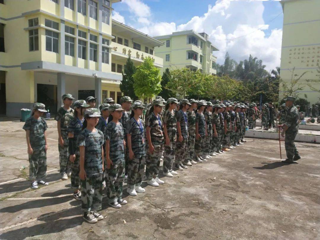 让青春与迷彩相伴那彭中学初一高一新生军训系列报道