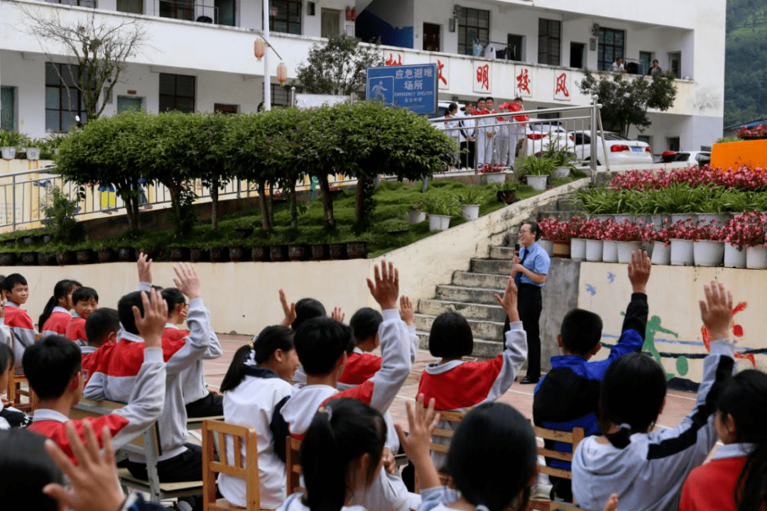 屏边共青团) 继2020年 9 月 2 日,孙云川检察长在屏边县第一中学讲授