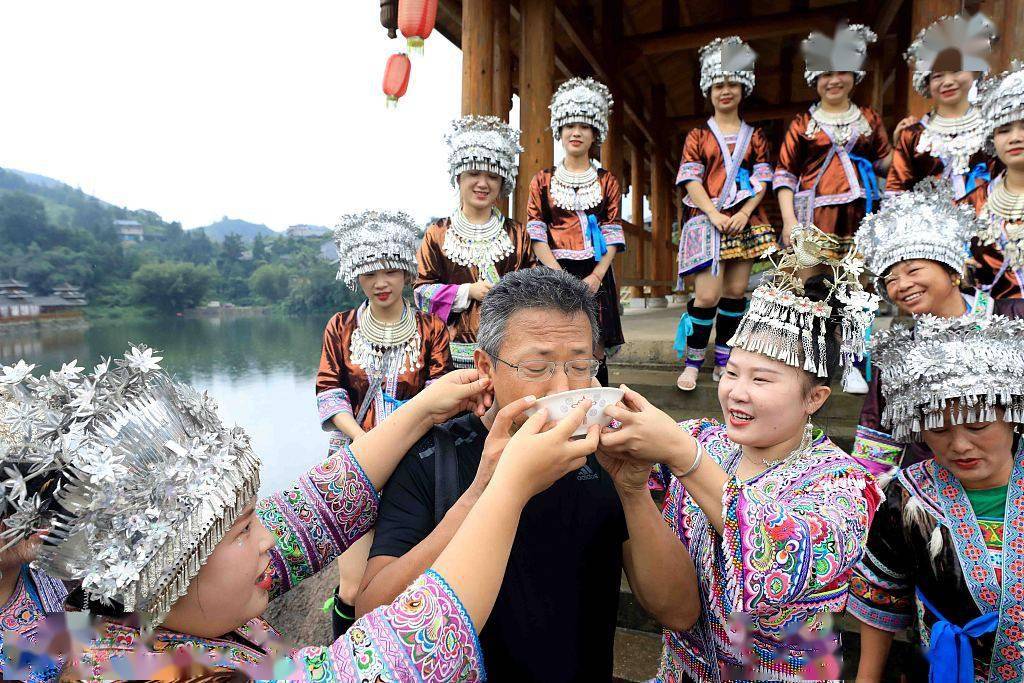 广西柳州:苗族村寨庆丰收 姑娘递上"拦门酒"