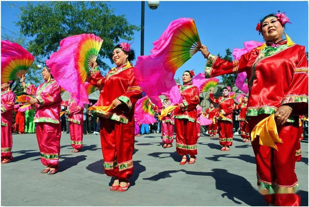 忻州古城定襄主题活动月二兔艺术团秧歌队精彩演出